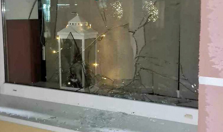 Po pranešimo apie kėlimąsi į kitas patalpas išdužo langai