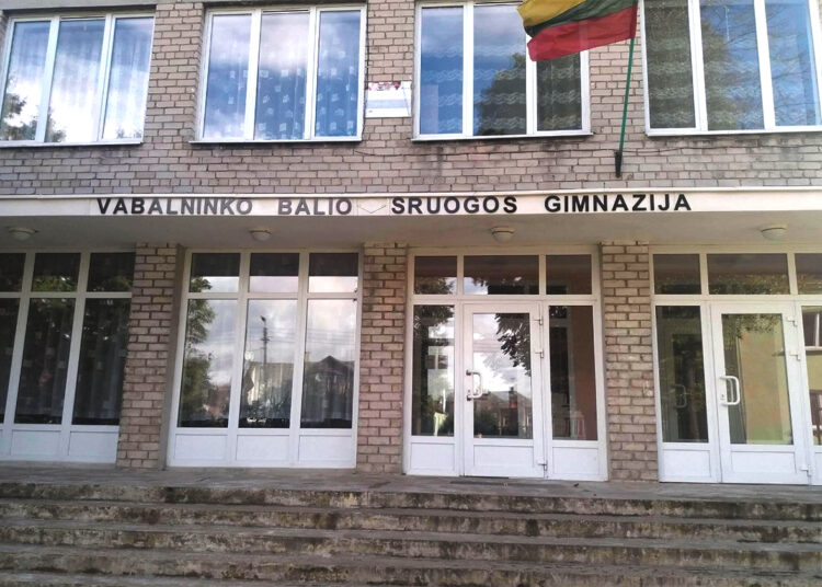 Vabalninko gimnazijos ateitis kabo ant plauko