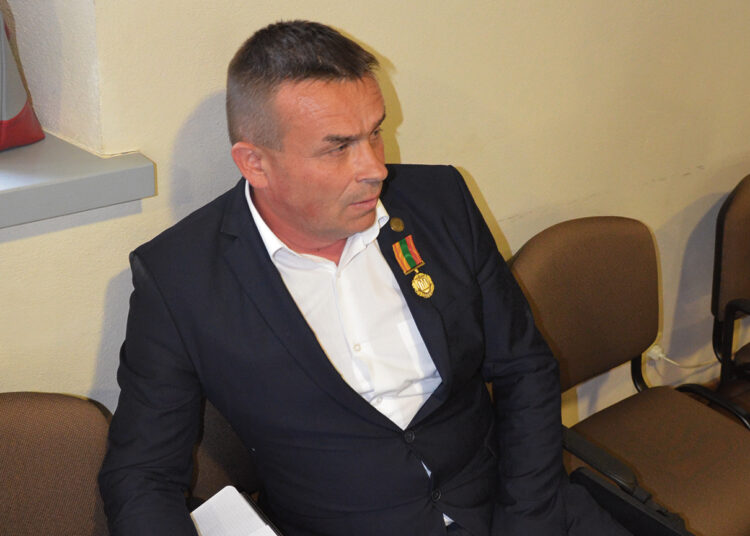 Užsimojęs tvarkyti rajoną savo kiemą pamiršo