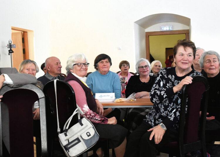 Senjorų klubo gimtadienyje – ir protmūšis, ir dainos