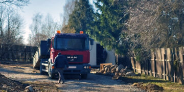 Sunkiasvoriai automobiliai – ką tik rekonstruotoje gatvėje