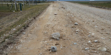 Greideriavimo bėdos: į kelią lenda akmenys