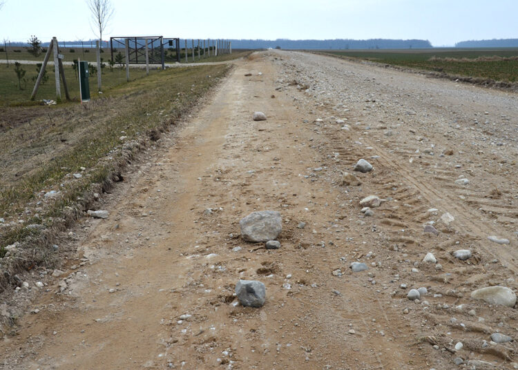 Greideriavimo bėdos: į kelią lenda akmenys