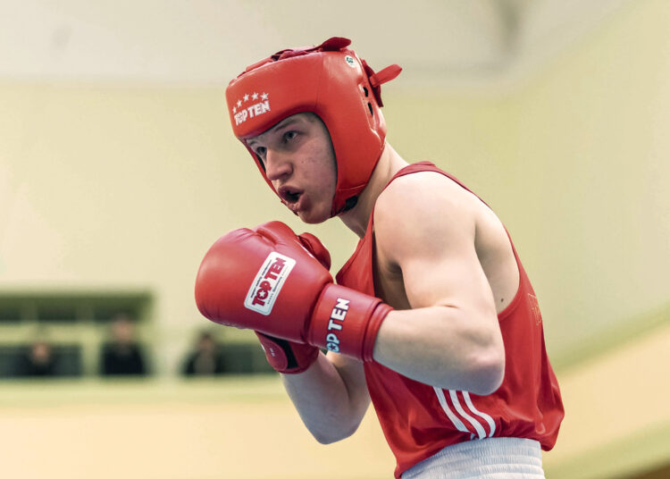 Muzikuojantis, šokantis ir dainuojantis boksininkas