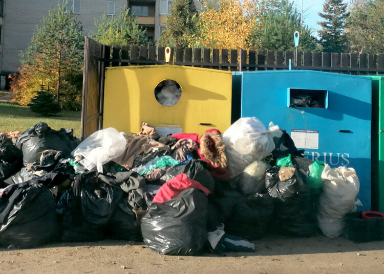 Atliekų priėmimo tvarka verčia teršti gamtą