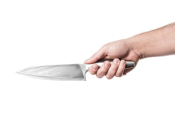 Užpuolė moterį ir bandė susprogdinti namą