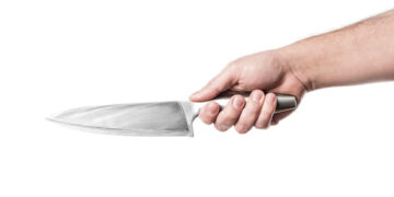 Užpuolė moterį ir bandė susprogdinti namą