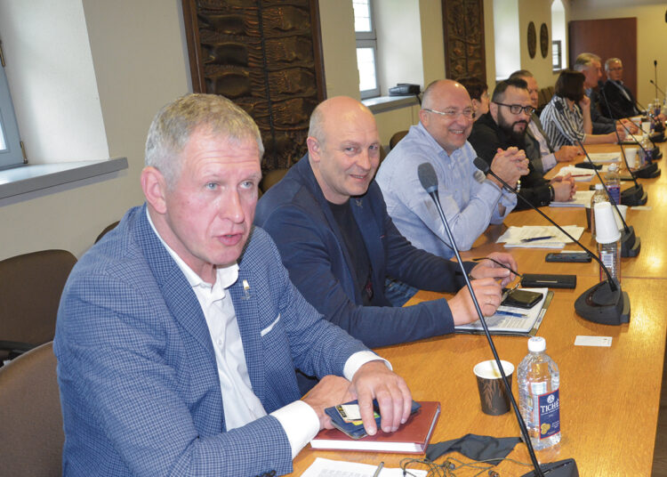 Ir kaimiečių gaila, ir dividendų norisi