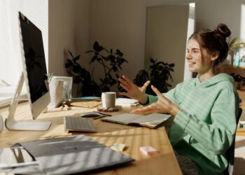 Kokios yra taikomos priemonės darbo stalų sistemų srityje?