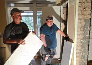 Su interesantais bendrauja skrodžiant gręžtuvų garsams