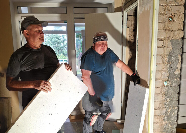 Su interesantais bendrauja skrodžiant gręžtuvų garsams