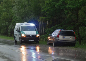 Girti sėdo prie vairo