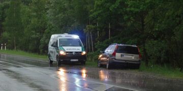 Girti sėdo prie vairo