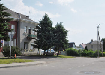 Gaisrinės automobiliai plaunami įstaigos kieme