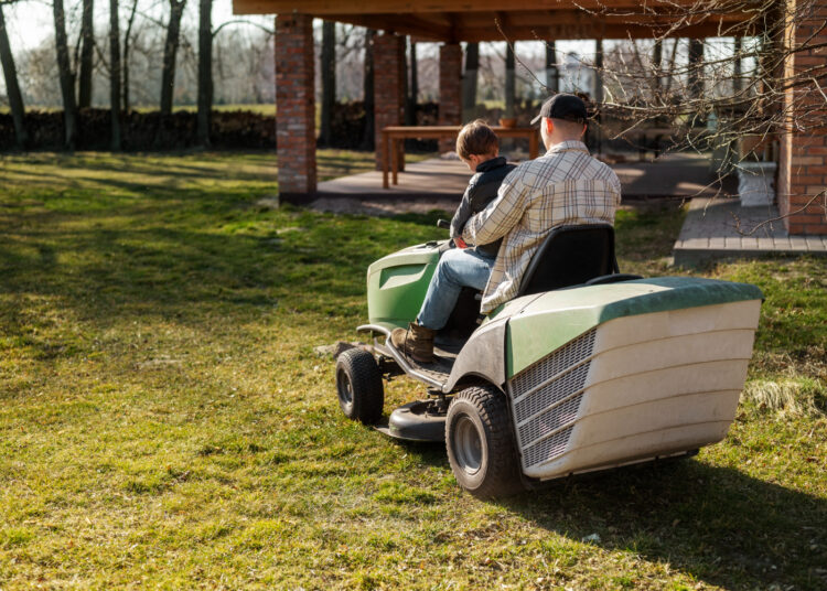 Žoliapjovė traktoriukas: kaip išsirinkti tinkamą modelį pagal kainą?