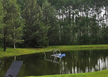 Vėjas vartė medžius ir nunešė batutą