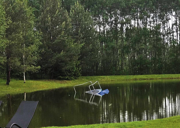 Vėjas vartė medžius ir nunešė batutą