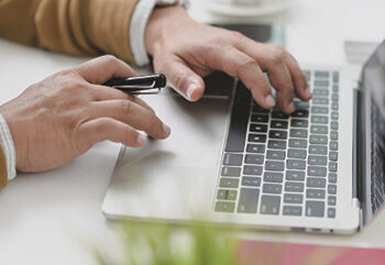 Sistemą išbalansavo didesnių atlyginimų paieškos?