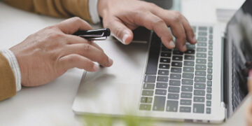 Sistemą išbalansavo didesnių atlyginimų paieškos?