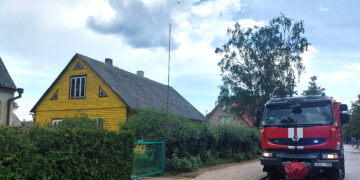 Statinėje degino šiukšles