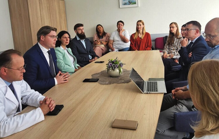 Siūlė parodyti pacientui, kad jis rūpi