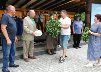 Varduvininkams – ąžuolų vainikai, gėlės ir smagios melodijos
