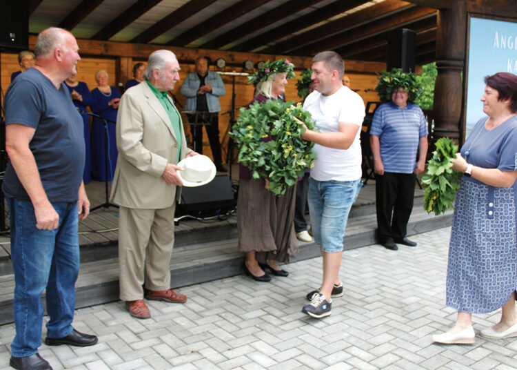 Varduvininkams – ąžuolų vainikai, gėlės ir smagios melodijos