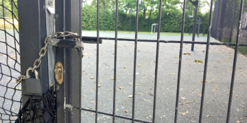 Dėl rangovų nesutarimo negalėjo naudotis sporto aikštele