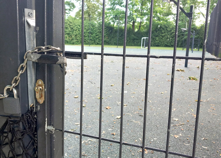 Dėl rangovų nesutarimo negalėjo naudotis sporto aikštele