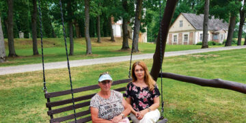 Rūpinasi vartų į Biržų rajoną gėlynais