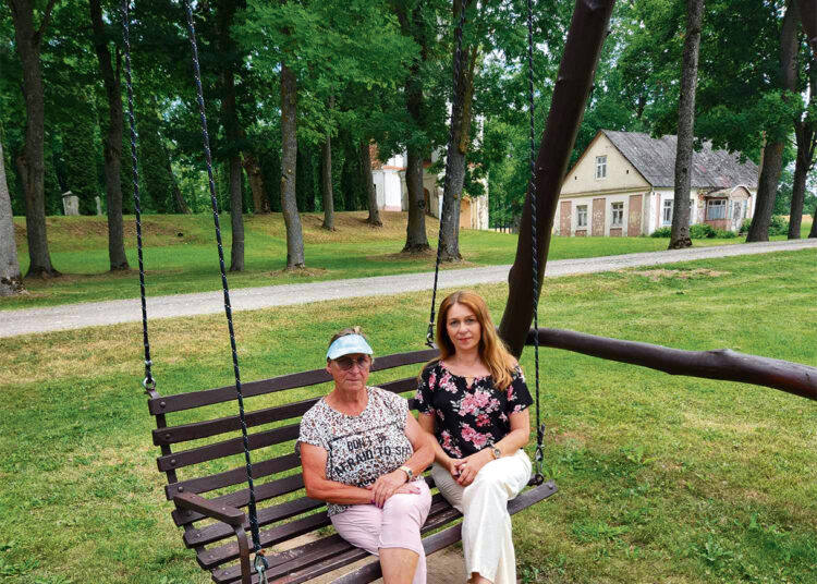 Rūpinasi vartų į Biržų rajoną gėlynais