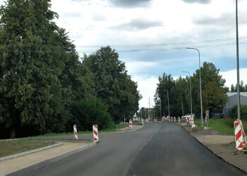 Plento gatvė padengta pirmuoju asfalto sluoksniu