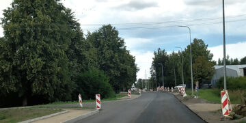 Plento gatvė padengta pirmuoju asfalto sluoksniu