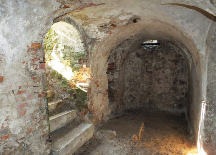 Svečius gali atsivesti į neužrakintą Radvilų rūsį