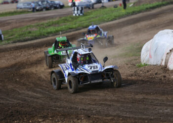 Autokroso varžybos: dulkės, avarijos ir sužadėtuvės