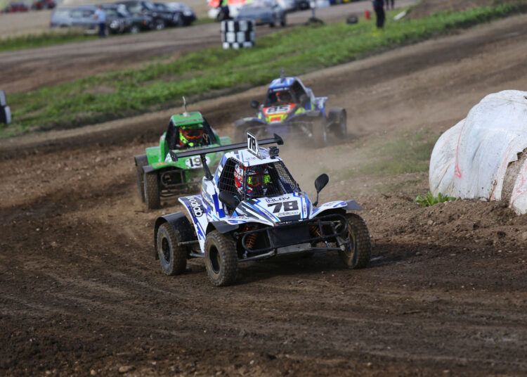 Autokroso varžybos: dulkės, avarijos ir sužadėtuvės