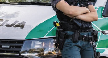 Minioje automobilis kliudė pareigūnės koją