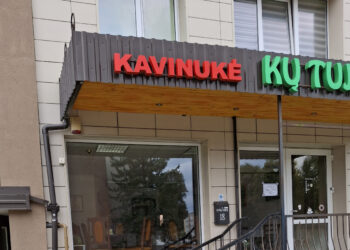 Netoli šviesoforo – dovanų stalelis