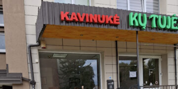 Netoli šviesoforo – dovanų stalelis