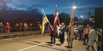 Upė skiria, tiltas sujungia