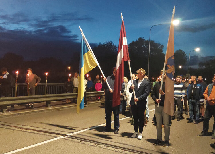 Upė skiria, tiltas sujungia