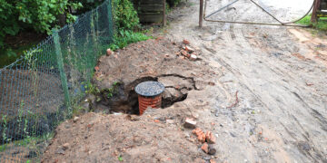 Pastatė prieš faktą: į kiemą atvedė svetimą kanalizaciją