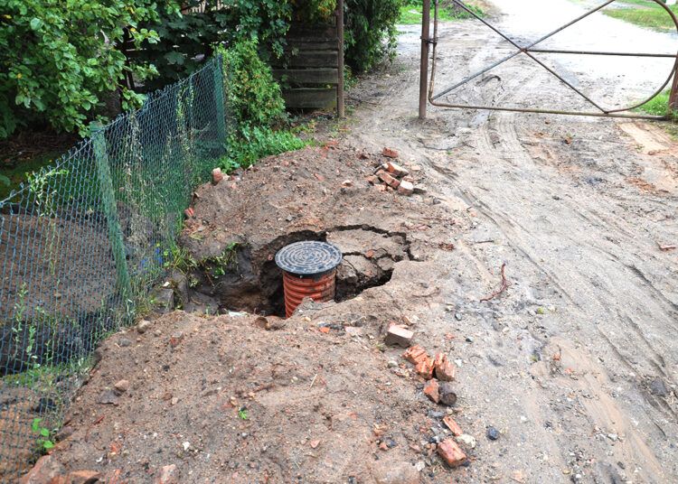 Pastatė prieš faktą: į kiemą atvedė svetimą kanalizaciją