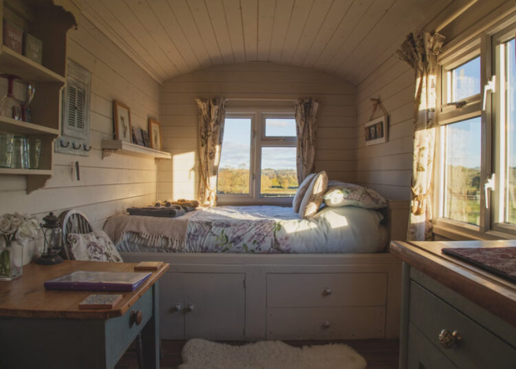 Kaip išsirinkti tinkamą lovą miegamajam?