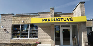 Naujos parduotuvės aplinką puošė ir medeikiečiai