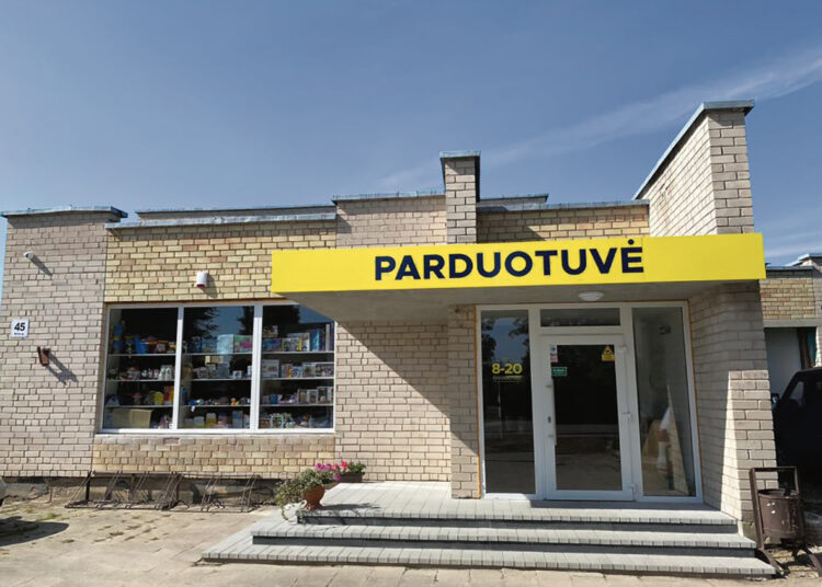 Naujos parduotuvės aplinką puošė ir medeikiečiai