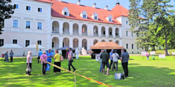 Politikus prie pilies pasitiko protestuotojai