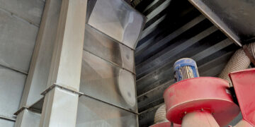 Grūdų džiovyklą išgelbėjo ūkininkas su sūnumis