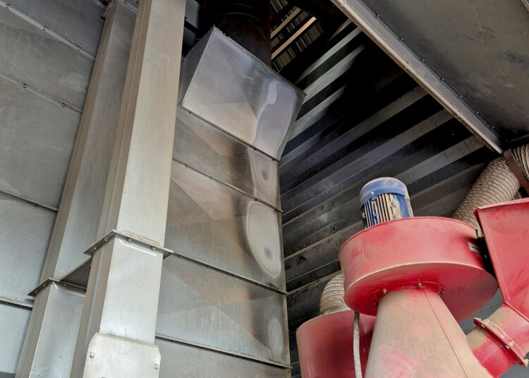 Grūdų džiovyklą išgelbėjo ūkininkas su sūnumis