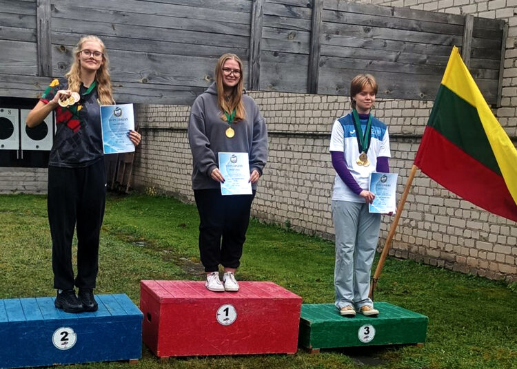 Lietuvos jaunių čempionate iškovojo auksą ir bronzą